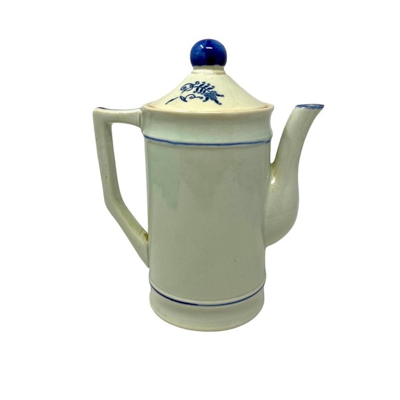 Blue and White Vintage Teapot. - Picture 3 of 9